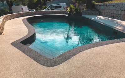 Piscine de forme libre rénovée en Aquabright