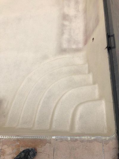 Escalier de bassin en Aquabright, finition granitée