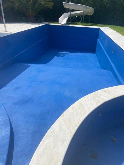 Bassin rénové en Aquabright bleu outremer
