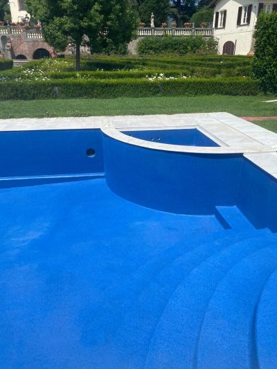 Bassin rénové en Aquabright bleu outremer