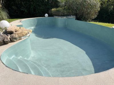 Piscine de forme libre rénovée en Aquabright