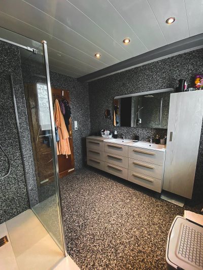Salle de bain de yacht en résine pailletée