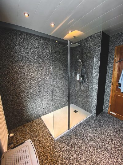 Salle de bain de yacht en résine pailletée