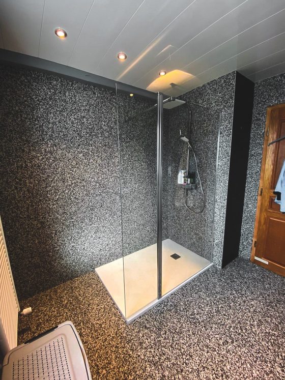 Salle de bain de yacht en résine pailletée