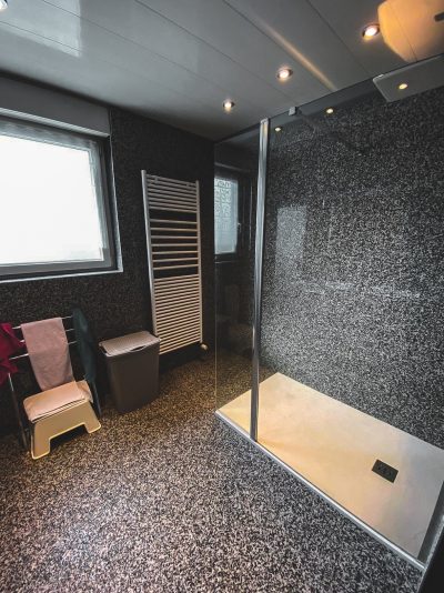 Salle de bain de yacht en résine pailletée