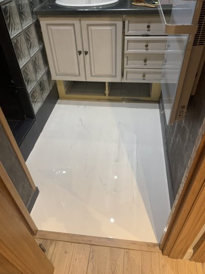Salle de bain de yacht en résine effet marbre