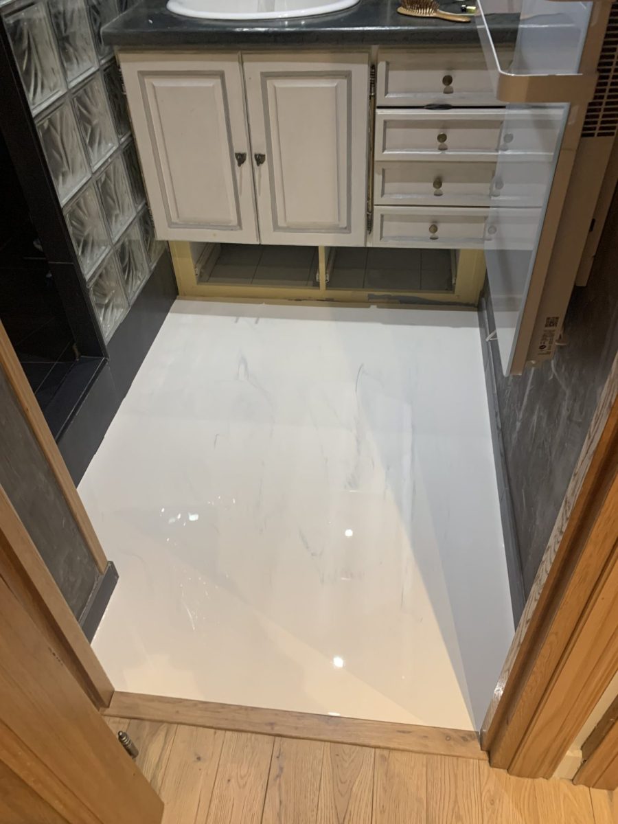 Salle de bain de yacht en résine effet marbre