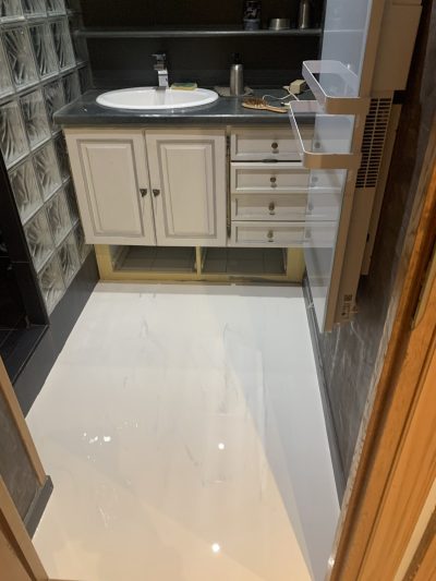 Salle de bain de yacht en résine effet marbre