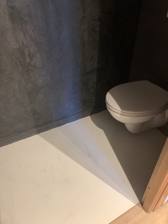 Salle de bain de yacht en résine effet marbre