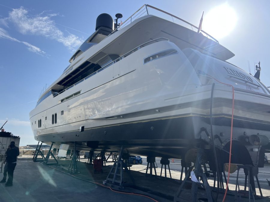 Yacht en chantier pour la pose d’un revêtement en résine