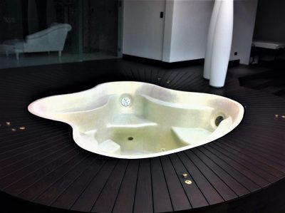 Spa posé sur un sol en résine pailletée