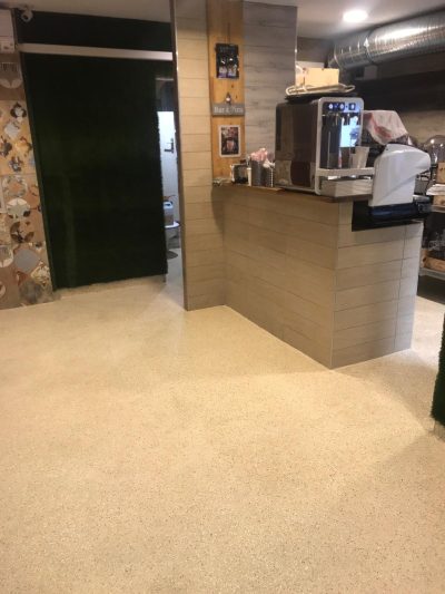 Sol en résine pailletée dans un café