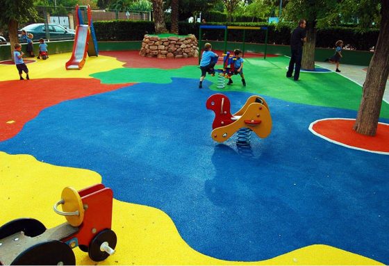 Aire de jeux en résine et gomme colorée