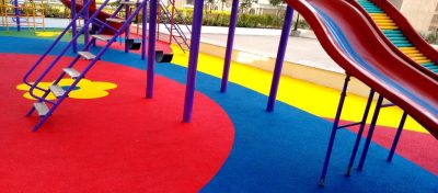 Aire de jeux en résine et gomme colorée