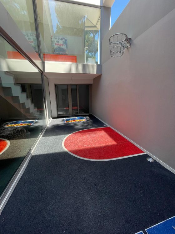 Terrain de basket en résine et gomme