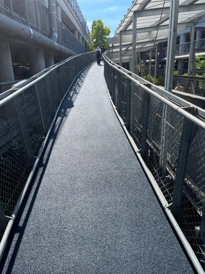 Passerelle en résine et gomme antidérapante