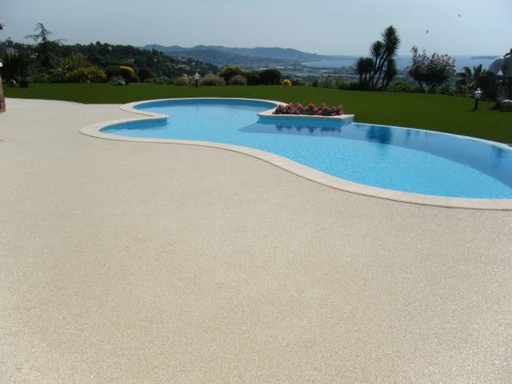 Plage de piscine en moquette de pierre Résimarbre