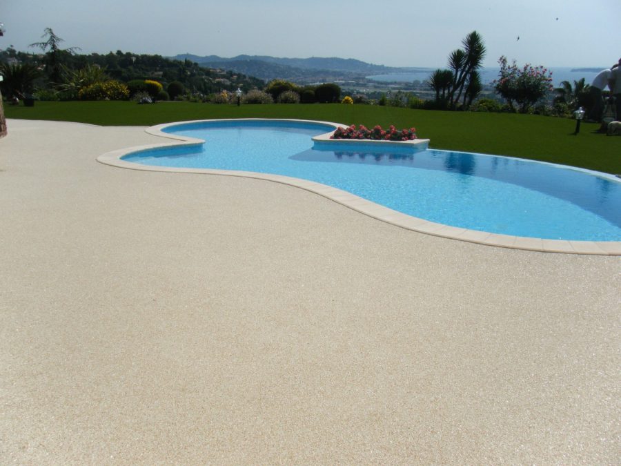 Plage de piscine en moquette de pierre Résimarbre