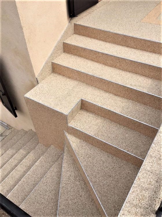 Escalier extérieur en moquette de pierre Résimarbre