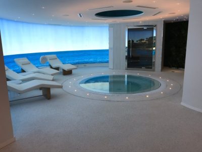 Plage de spa intérieur en moquette de pierre Résimarbre