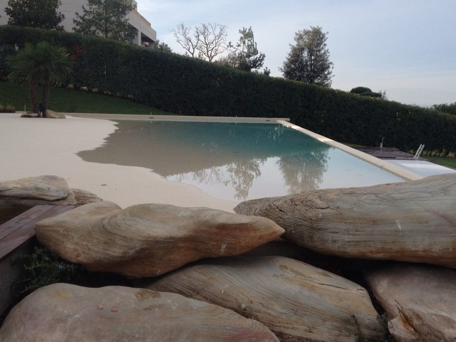 Plage de piscine en moquette de pierre Résimarbre