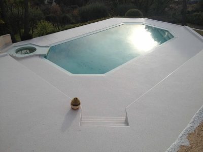 Plage de piscine en moquette de pierre Résimarbre