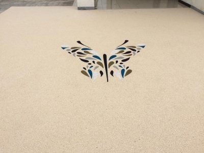 Motif décoratif incrusté dans une moquette de pierre Résimarbre