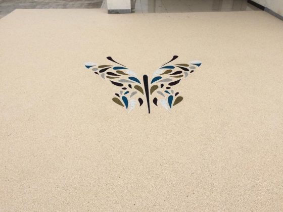 Motif décoratif incrusté dans une moquette de pierre Résimarbre