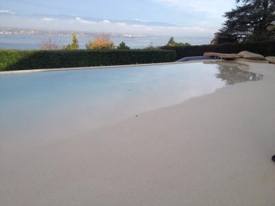 Plage de piscine en moquette de pierre Résimarbre