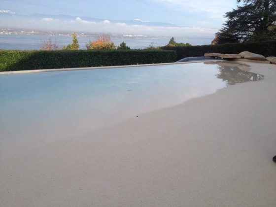 Plage de piscine en moquette de pierre Résimarbre