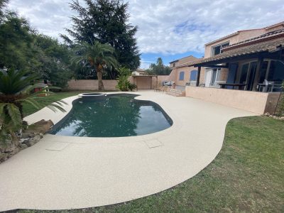 Plage de piscine en moquette de pierre Résimarbre