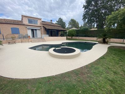 Plage de piscine en moquette de pierre Résimarbre