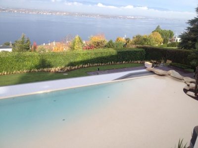 Plage de piscine en moquette de pierre Résimarbre
