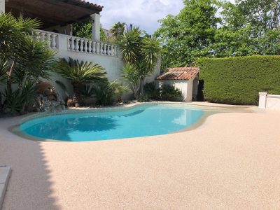 Plage de piscine en moquette de pierre Résimarbre