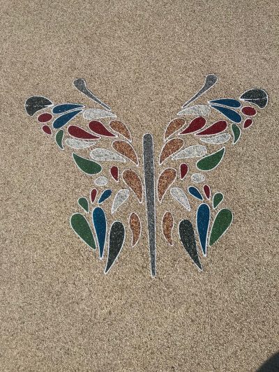 Motif décoratif incrusté dans une moquette de pierre Résimarbre