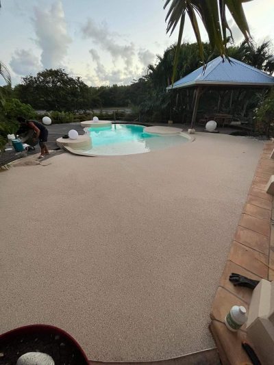 Plage de piscine en moquette de pierre Résimarbre