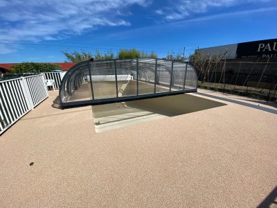 Plage de piscine en moquette de pierre Résimarbre