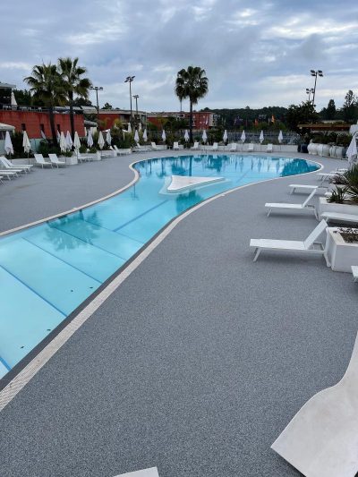 Plage de piscine en moquette de pierre Résimarbre