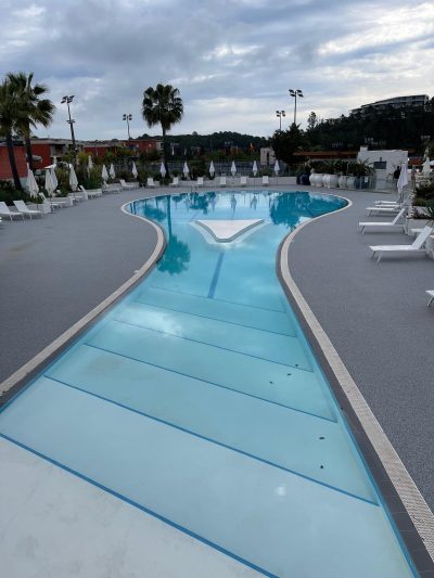 Plage de piscine en moquette de pierre Résimarbre