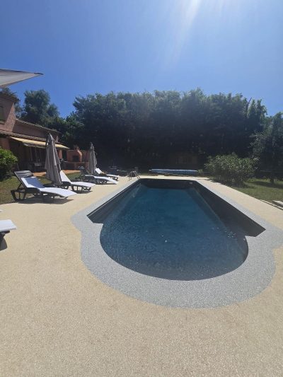 Plage de piscine en moquette de pierre Résimarbre