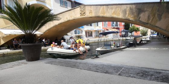 Quai de Port Grimaud revêtu de moquette de pierre