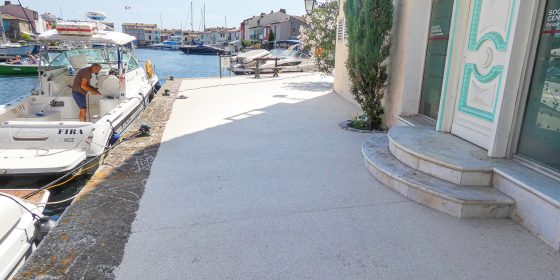 Quai de Port Grimaud revêtu de moquette de pierre