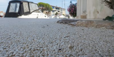 Quai de Port Grimaud revêtu de moquette de pierre