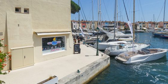 Quai de Port Grimaud revêtu de moquette de pierre