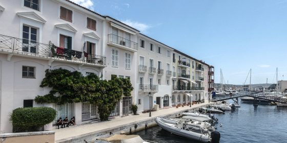 Quai de Port Grimaud revêtu de moquette de pierre