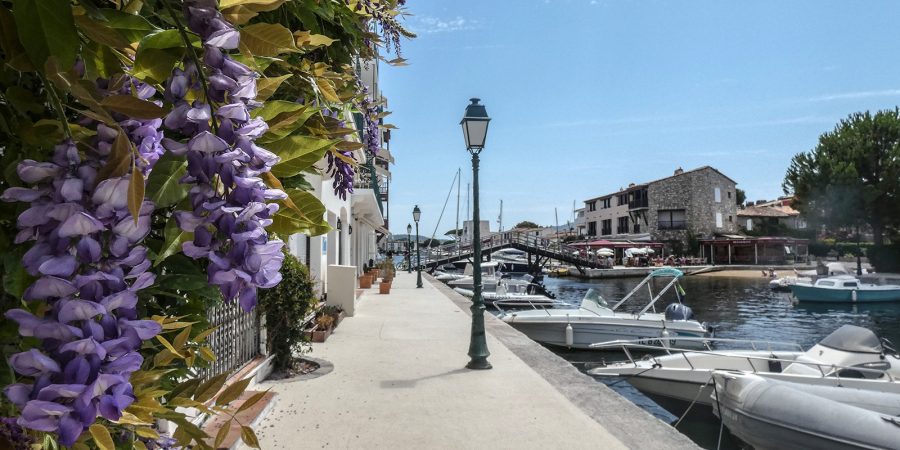 Quai de Port Grimaud revêtu de moquette de pierre