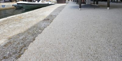 Quai de Port Grimaud revêtu de moquette de pierre