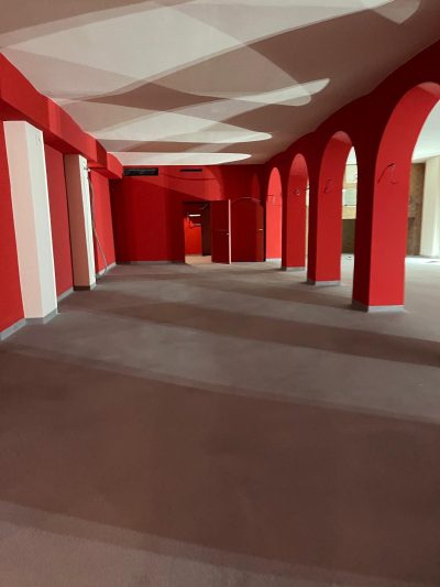 Salle à arches au sol en Résiquartz
