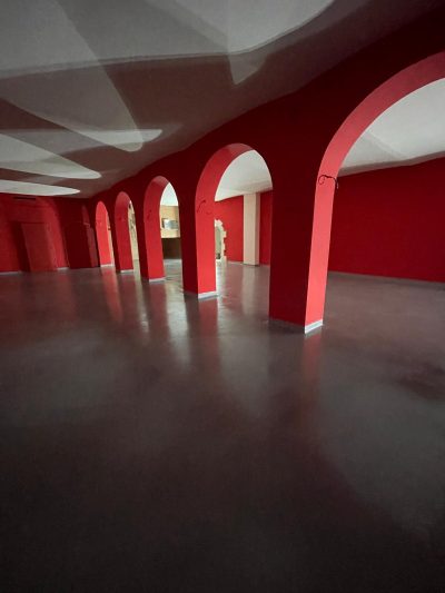 Salle à arches au sol en Résiquartz