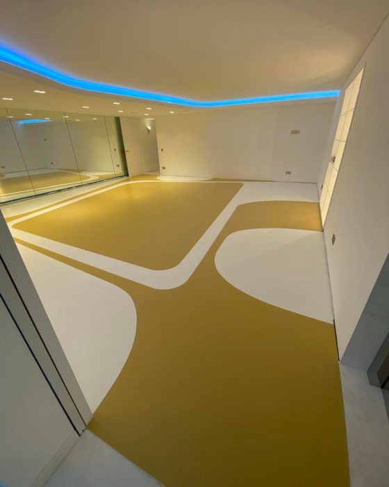 Sol en résine coulée bicolore dans une salle de sport privée
